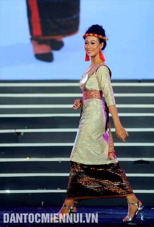 Thí sinh Phú Lưu Như Ái, sinh năm 1996, dân tộc Chăm đến từ huyện Ninh Phước trình diễn phần thi trang phục truyền thống