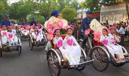 Đoàn rước diễu hành qua các tuyến phố. Ảnh: Tường Vi - TTXVN