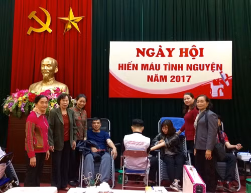 Bà Trần Thị Kim Phượng (áo đỏ, bên phải) - Phó Chủ tịch Ủy ban Nhân dân phường Bưởi có mặt từ rất sớm để chỉ đạo công tác hiến máu.