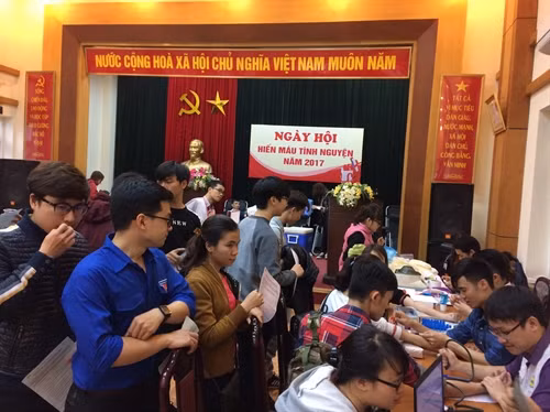 Hàng trăm cán bộ, thanh niên trong phường chờ đến lượt hiến máu.