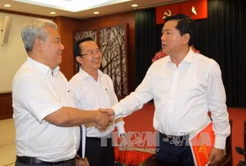 Bí thư Thành ủy Đinh La Thăng với các đại biểu tham dự hội nghị. Ảnh: Thanh Vũ-TTXVN