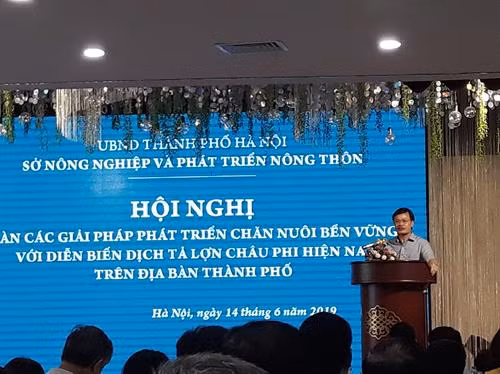 Ông Nguyễn Huy Đăng, Phó Giám đốc Sở Nông nghiệp và Phát triển nông thôn Hà Nội cho rằng: "Hà Nội cần tập trung phát triển chăn nuôi theo vùng, xã trọng điểm và chăn nuôi quy mô lớn ngoài khu dân cư...". Ông Nguyễn Ngọc Sơn, Chi cục trưởng Chi cục Thú y và Chăn nuôi Hà Nội cho biết, tính đến ngày 12/6, dịch tả lợn châu Phi đã làm mắc và tiêu hủy 350.000 con, chiếm 22,5% tổng đàn tại 19.200 hộ nuôi, chiếm 26% tổng hộ chăn nuôi lợn. Quyền Cục trưởng Cục Chăn nuôi Nguyễn Xuân Dương (Bộ Nông nghiệp và Phát triển nông thôn) cho rằng: “Chung sống với dịch bệnh là điều bắt buộc, lẽ tất nhiên. Do đó, các giải pháp ứng phó phải được thực hiện sớm, khẩn trương, đồng bộ hơn để đẩy giá lợn lên. Như vậy, mới tiêu thụ được lợn, giảm thiệt hại cho nông dân và giảm chi phí của Nhà nước trong hỗ trợ tiêu hủy đàn lợn bệnh”.