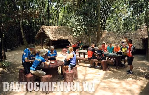 Du khách quốc tế tham quan, trải nghiệm cảnh quan thiên nhiên tại địa đạo Củ chi, Thành phố Hồ Chí Minh. Ảnh: An Hiếu