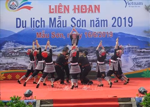 Một tiết mục biểu diễn nghệ thuật quần chúng tại liên hoan. Ảnh: Ngọc Tùng – TTXVN