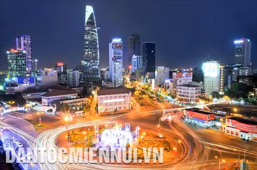 Một góc thành phố Hồ Chí Minh lung linh ánh đèn về đêm. Ảnh: An Hiếu