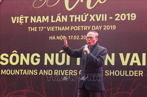 Nhà thơ Anh Ngọc trình bày bài thơ “Sông núi trên vai” tại Lễ khai mạc Ngày Thơ Việt Nam lần thứ XVII - 2019. Ảnh: Quang Quyết-TTXVN