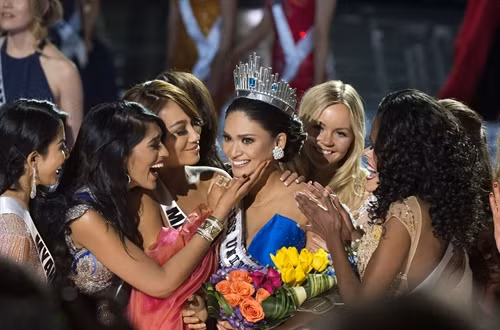 Các thí sinh chúc mừng tân Hoa hậu Hoàn vũ 2015 Pia Alonzo Wurtzbach (giữa) sau khi đăng quang. AFP/TTXVN