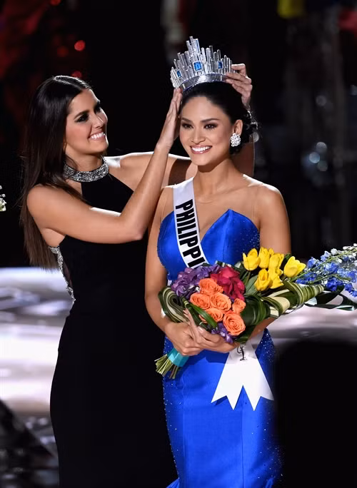 Hoa hậu Hoàn vũ 2014 Paulina Vega (trái) trao vương miện cho Hoa hậu Hoàn vũ 2015 Pia Alonzo Wurtzbach. AFP/TTXVN