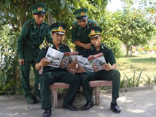 Phút nghỉ ngơi, thư giãn của những người lính biên phòng An Giang