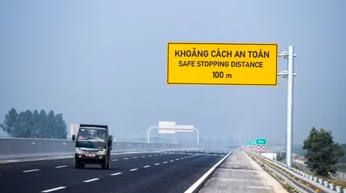 Những biển báo hiệu sẽ được lắp liên tiếp trên suốt tuyến đường cao tốc này.