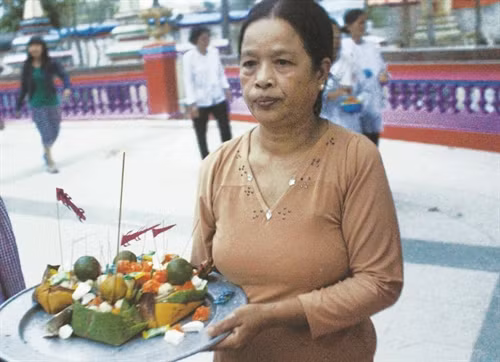 Đồng bào Khmer chuẩn bị cơm nép vắt đặt quanh chánh điện