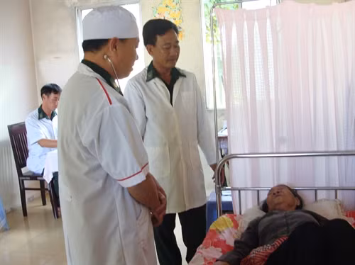 Các y bác sỹ tại Trạm quân dân y kết hợp Đồn Biên phòng Vĩnh Gia thăm, khám sức khỏe cho đồng bào