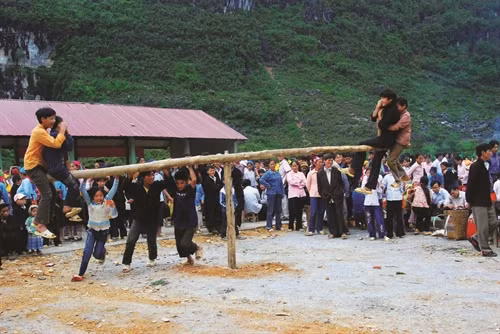 Vui chơi sau lễ cúng "Thần rừng"