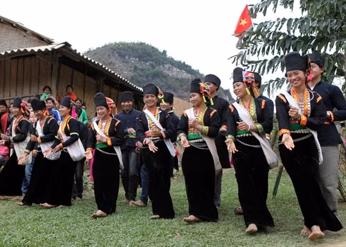 Điệu múa dân gian “Gieo hạt” của dân tộc Khơ Mú (đội văn nghệ bản Noong Lay, huyện Thuận Châu (Sơn La).