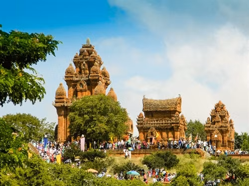 Hầu hết tháp Chăm được xây dựng trên những ngọn đồi cao, mỗi cụm có từ 3 đến 6 ngôi tháp