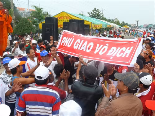Các cổ động viên mừng đội nhà chiến thắng