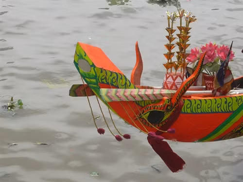 Người Khmer tin rằng, trong lúc thi đấu, ghe ngo sẽ lao đi với tốc độ nhanh như con vật được chọn làm biểu trưng ghe
