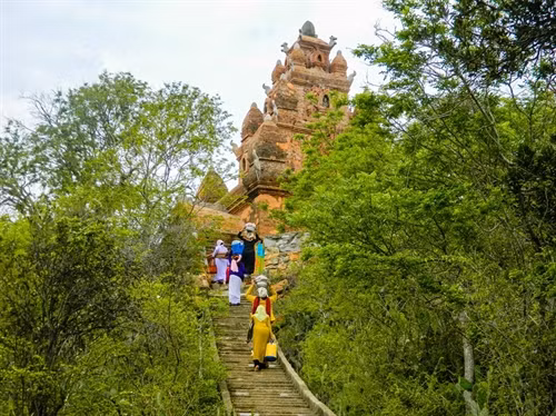 Hành hương lên tháp Po Rome dịp người Chăm tổ chức lễ Yuer Yang (lễ cầu an) vào đầu tháng 4 Chăm lịch