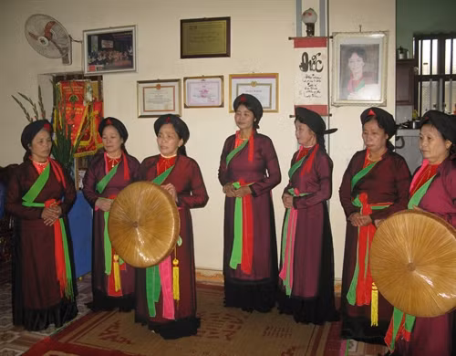 Câu lạc bộ quan họ Hữu nghị chuẩn bị biểu diễn. Ảnh: Dương Trí-TTXVN