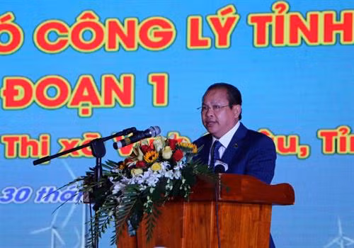Ông Tô Hoài Dân, chủ đầu tư Dự án điện gió Công Lý Sóc Trăng phát biểu. Ảnh: Trung Hiếu - TTXVN