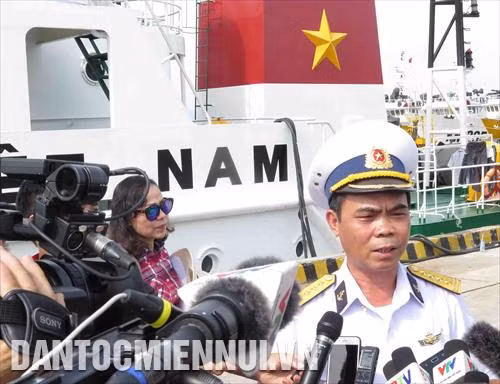Đại tá Nguyễn Quốc Văn, Phó Chính ủy Vùng 2 Hải Quân, Trưởng đoàn công tác số 1 trả lời phỏng vấn báo chí