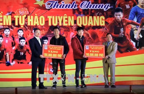 Hiệp hội Doanh nghiệp tỉnh Tuyên Quang tặng thưởng cho hai cầu thủ, mỗi người 100 triệu đồng. Ảnh: Quang Cường – TTXVN