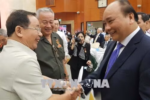 Thủ tướng Nguyễn Xuân Phúc gặp gỡ các đại biểu tham dự buổi họp mặt. Ảnh: Thế Anh - TTXVN