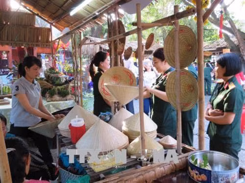 Tham quan, giao lưu với các nghệ nhân nghề truyền thống. Ảnh: Ánh Tuyết - TTXVN
