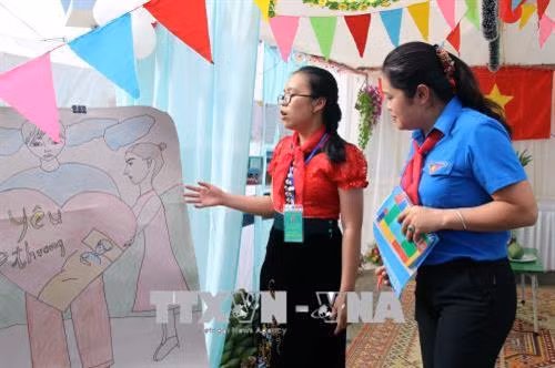 Các đội thi trình bày về ý tưởng thiết kế trại hè chỉ huy Đội. Ảnh: Diệp Anh - TTXVN