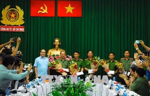 Lãnh đạo Thành phố Hồ Chí Minh khen thưởng các đơn vị tham gia phá án. Ảnh: Thành Chung – TTXVN