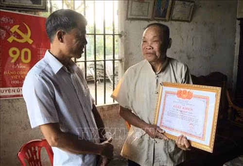Già làng Trương Viết Văn được tặng nhiều bằng khen về vai trò người có uy tín trong đồng bào dân tộc thiểu số. Ảnh: Nguyễn Oanh-TTXVN