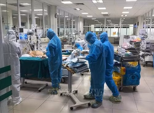 Hy vọng dịch bệnh sớm được khống chế và loại trừ, để xã hội được tôn vinh những cống hiến, tâm huyết của các y bác sĩ trên mặt trận tuyến đầu chống dịch, để họ sớm được trở về nhà sum họp cùng gia đình. Ảnh: TTXVN phát