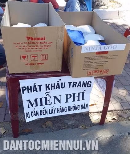 Một điểm phát khẩu trang miễn phí của các cấp hội phụ nữ Đắk Lắk. Ảnh: Hoài Thu