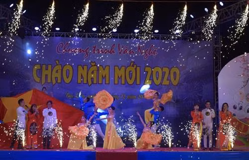 Tiết mục văn nghệ chào mừng năm mới 2020 tại tỉnh Bạc Liêu. Ảnh: Nhật Bình - TTXVN