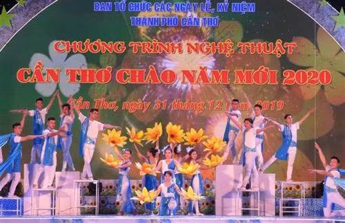 Chương trình nghệ thuật Cần Thơ chào năm mới 2020 tại Công viên Lưu Hữu Phước. Ảnh: Ánh Tuyết - TTXVN