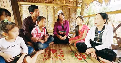 Nghệ nhân Hà Thị Sóng truyền dạy cho lớp trẻ những làn điệu hát Ví Mường, với mong muốn thế hệ sau sẽ lưu giữ được nét văn hóa độc đáo của dân tộc. Ảnh: Nguồn baophutho.vn