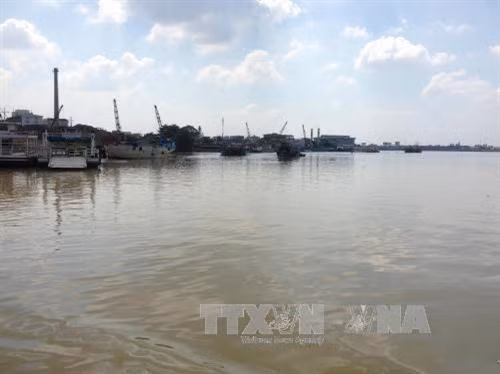 Mỗi ngày sông Đồng Nai phải tiếp nhận hơn 120.000m3 nước thải công nghiệp. Ảnh: Sỹ Tuyên - TTXVN