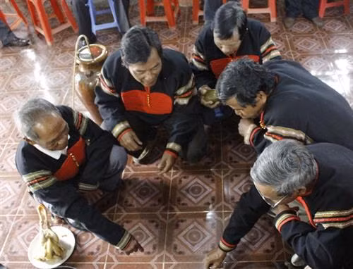 Những nghệ nhân đánh chiêng cùng cầu chúc những điều may mắn đến với “thành viên mới”.