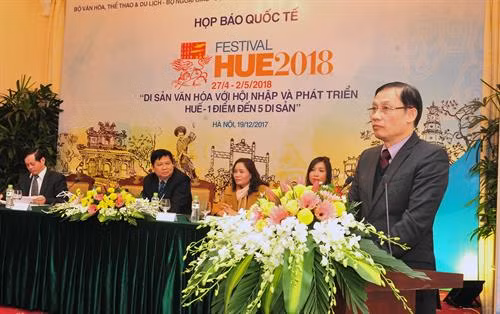 Ủy viên Trung ương Đảng, Thứ trưởng Bộ Ngoại giao Lê Hoài Trung phát biểu tại cuộc họp báo. Ảnh: Nguyễn Khang - TTXVN