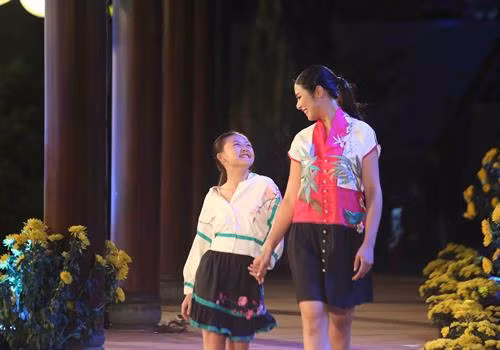 Một thiết kế trẻ trung được may dệt bằng chất liệu lụa truyền thống của Bảo Lộc. Ảnh: Nguyễn Dũng - TTXVN