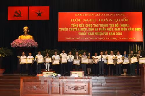 Trưởng Ban Tuyên giáo Trung ương Võ Văn Thưởng trao bằng khen cho 14 đơn vị có nhiều thành tích trong công tác thông tin đối ngoại, tuyên truyền biển, đảo và phân giới, cắm mốc năm 2017. Ảnh: Thanh Vũ-TTXVN