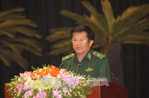 Thiếu tướng Võ Văn Lẹ, Phó Chủ nhiệm Chính trị Bộ đội Biên phòng Việt Nam báo cáo tham luận tại Hội nghị. Ảnh: Thanh Vũ-TTXVN