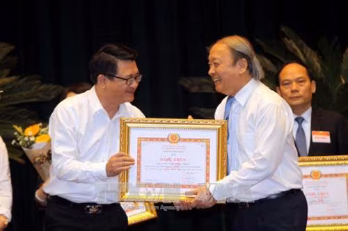 Phó Ban Tuyên giáo Trung ương Võ Văn Phuông trao bằng khen cho các cá nhân có nhiều thành tích trong công tác thông tin đối ngoại; tuyên truyền biển, đảo và phân giới, cắm mốc năm 2017. Ảnh: Thanh Vũ-TTXVN