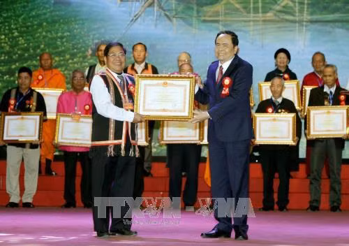 Uỷ viên Trung ương Đảng, Chủ tịch Uỷ ban Trung ương Mặt trận Tổ quốc Việt Nam Trần Thanh Mẫn trao Bằng Khen của Thủ tướng cho các đại biểu. Ảnh TTXVN