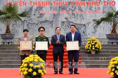 Lãnh đạo tỉnh Phú Thọ tặng bằng khen cho các đơn vị có nhiều đóng góp trong quá trình xây dựng tượng đài. Ảnh: Trung Kiên – TTXVN