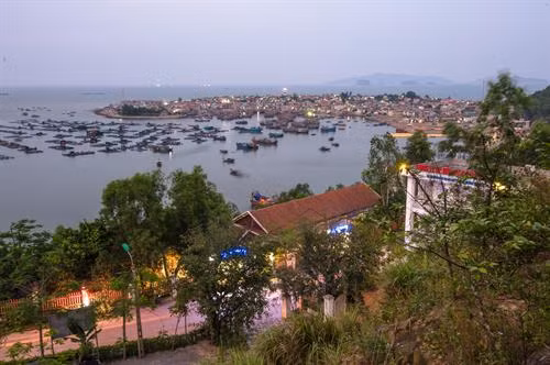 Xã đảo Nghi Sơn khi hoàng hôn xuống. Ảnh: Trọng Đạt - TTXVN