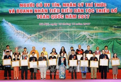 Uỷ viên Bộ Chính trị, Bí thư Trung ương Đảng, Trưởng Ban Dân vận Trung ương Trương Thị Mai trao Bằng Khen của Thủ tướng cho các đại biểu. Ảnh TTXVN