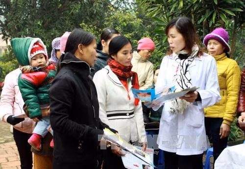 Nhân viên y tế cung cấp dịch vụ chăm sóc sức khỏe sinh sản cho phụ nữ xã Minh Quang, huyện miền núi Ba Vì . Ảnh:TTXVN