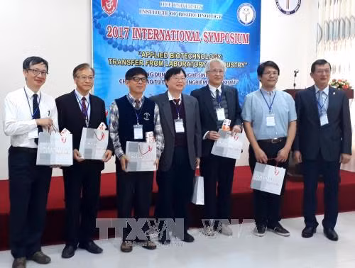 Lãnh đạo đại học Huế trao quà lưu niệm cho các giáo sư đến từ các trường đại học của Đài Loan. Ảnh: Tường Vi - TTXVN