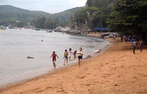 Bãi biển cát vàng tại Khu du lịch Hòn Phụ Tử. Ảnh: Lê Huy Hải - TTXVN